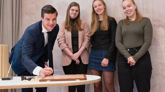 Screenshot 2025 05 12 at 12 18 58 hoogeveen in augustus strijdtoneel van wk sneldammen vrouwen. nieuwbakken wethouder ronald klok geeft startschot hoogeveensche courant