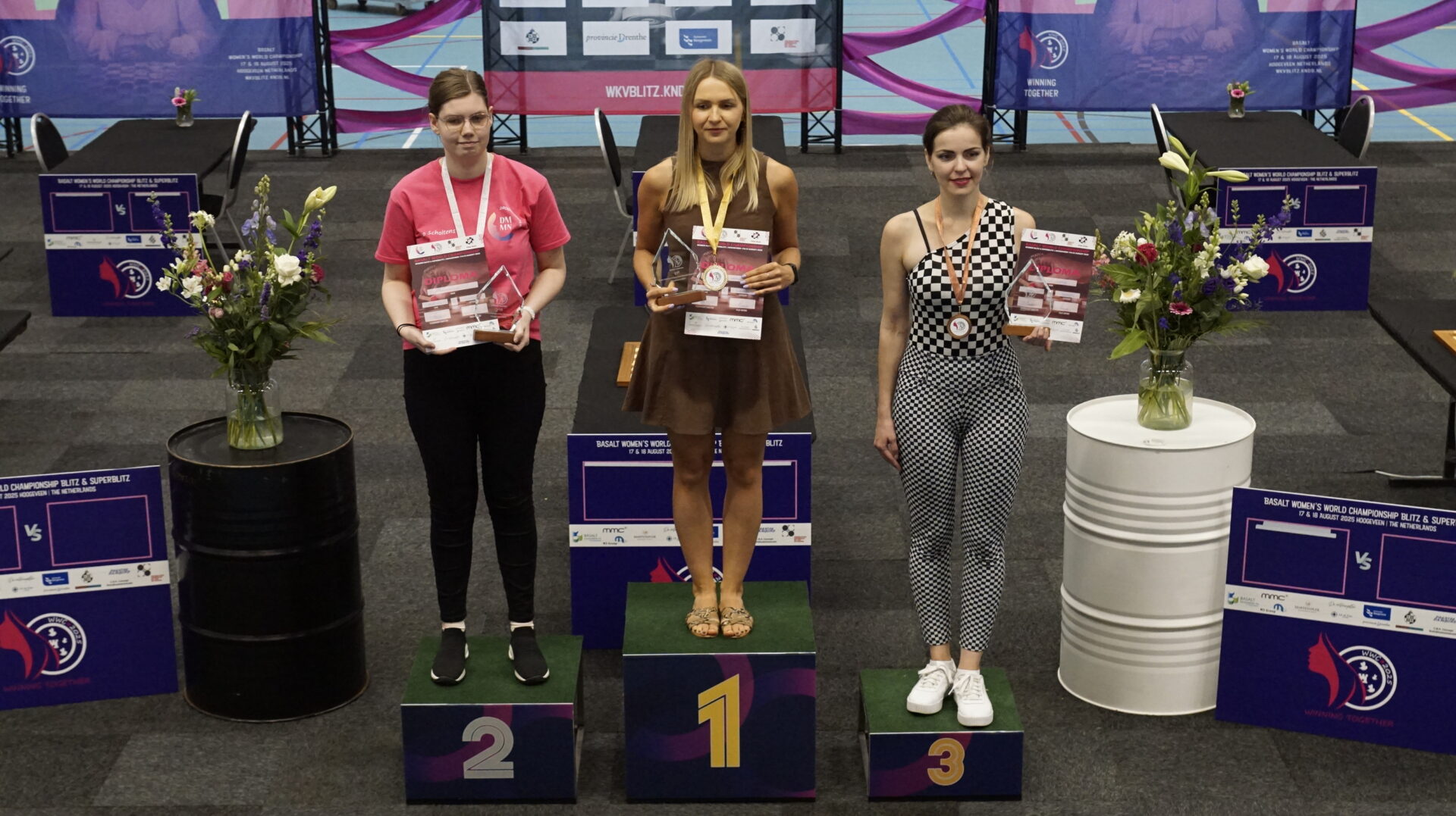 Hoogeveen beleeft opnieuw een damdag vol spanning: Natalia Sadowska wereldkampioene Superblitz, Lisa Scholtens schittert met zilver